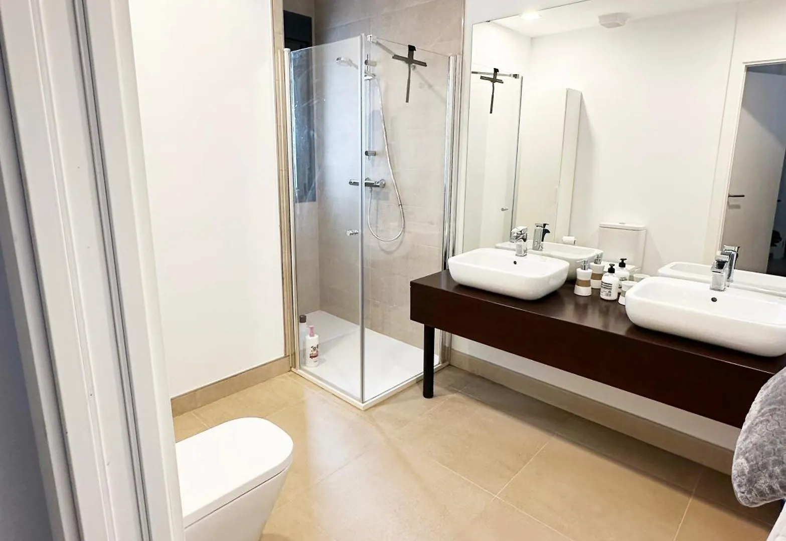 Modern Apartment With Year-Round Open Pool 马尼尔瓦