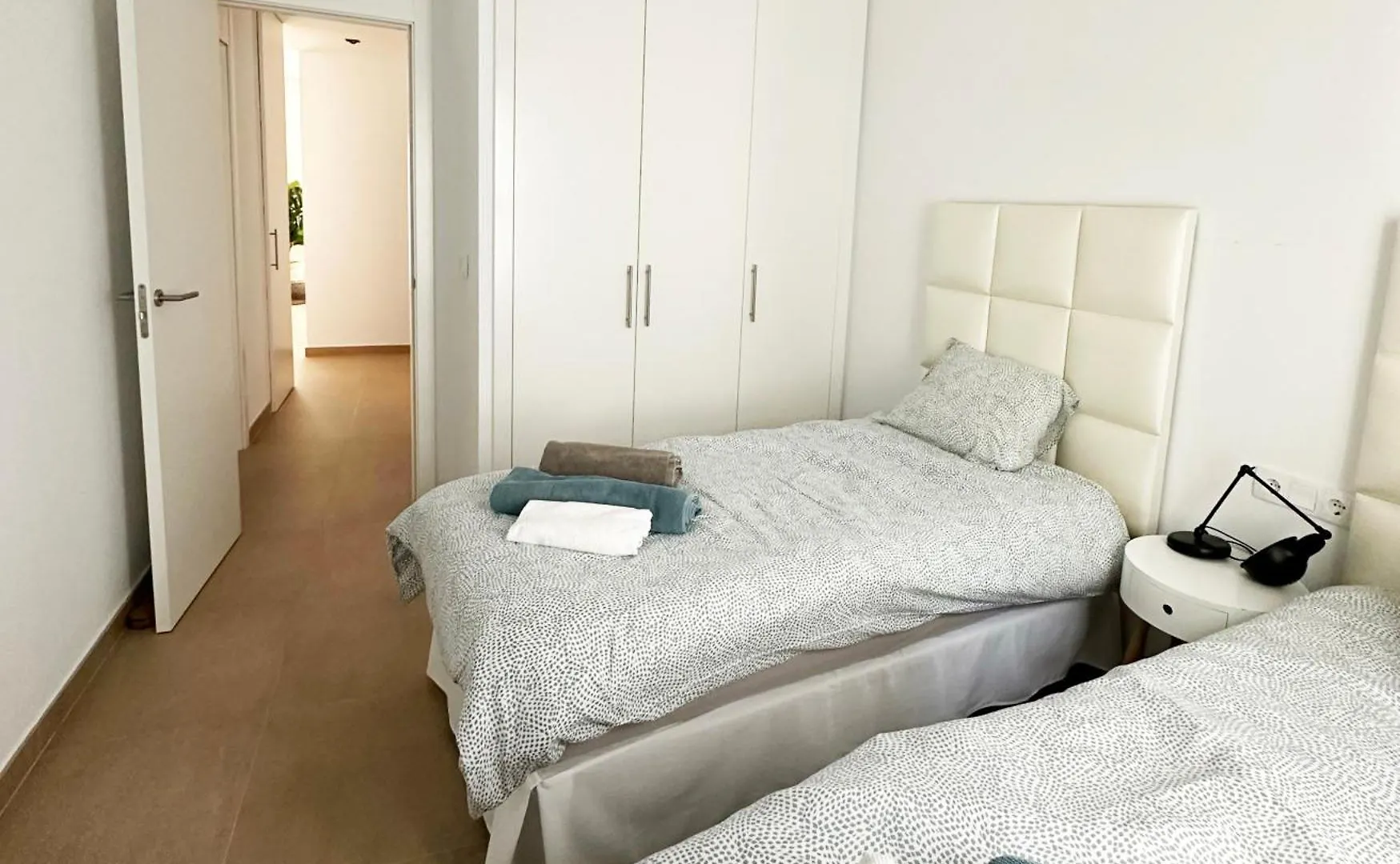 Modern Apartment With Year-Round Open Pool 马尼尔瓦