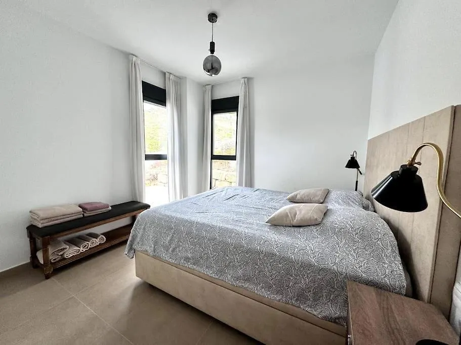 Modern Apartment With Year-Round Open Pool 马尼尔瓦
