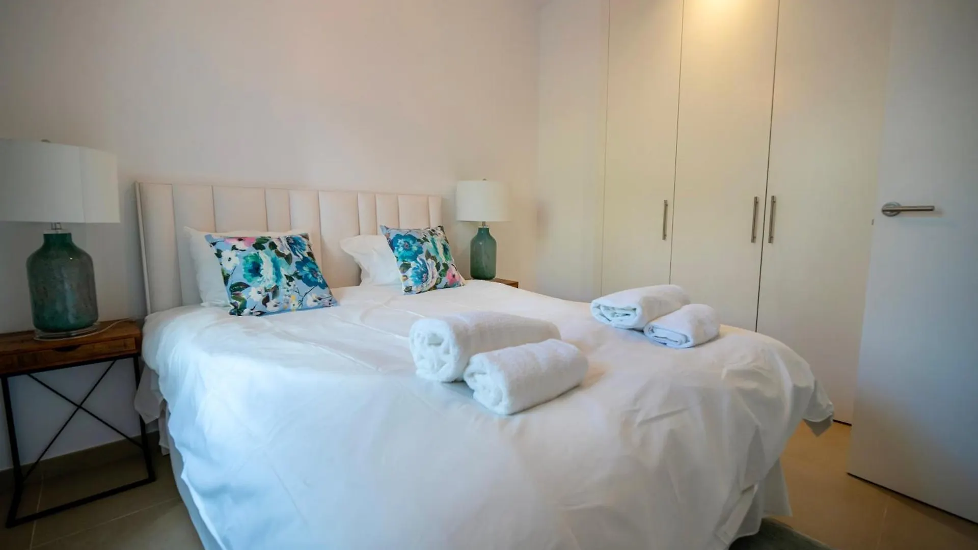 Modern Apartment With Year-Round Open Pool 马尼尔瓦