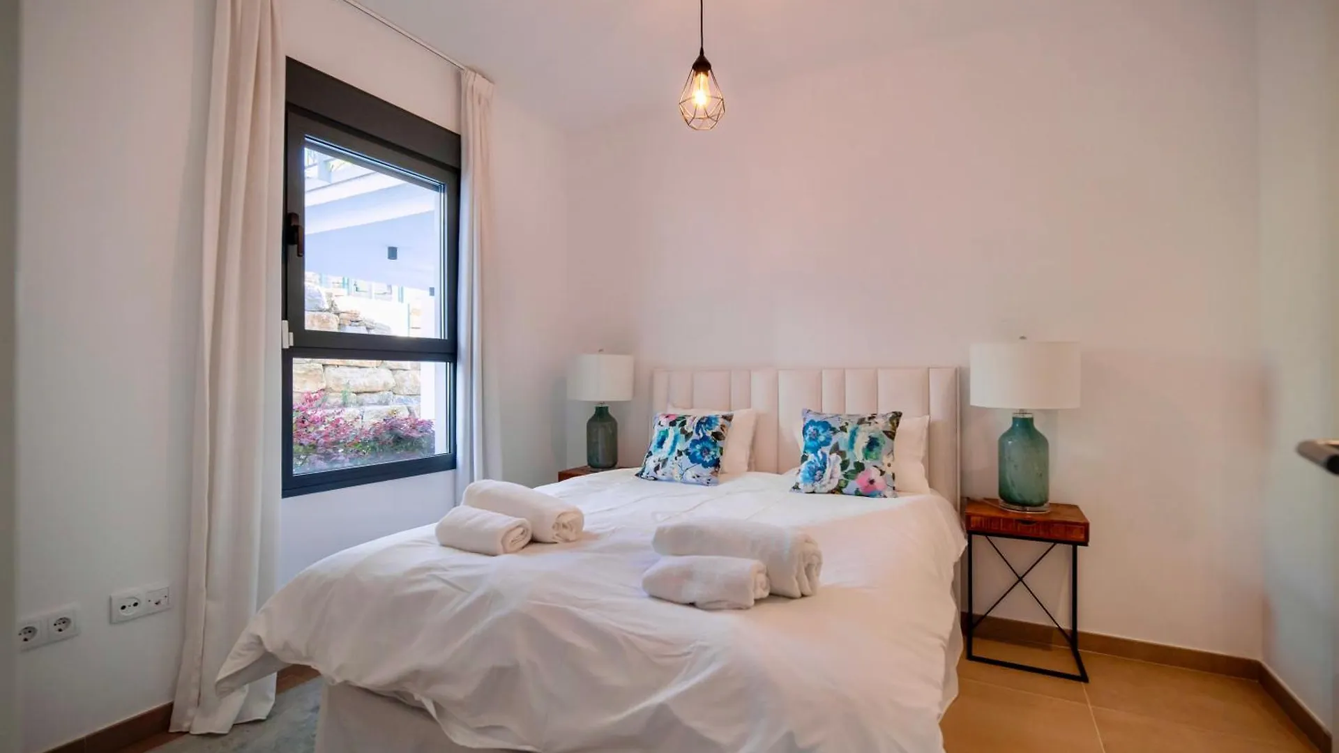 Modern Apartment With Year-Round Open Pool 马尼尔瓦