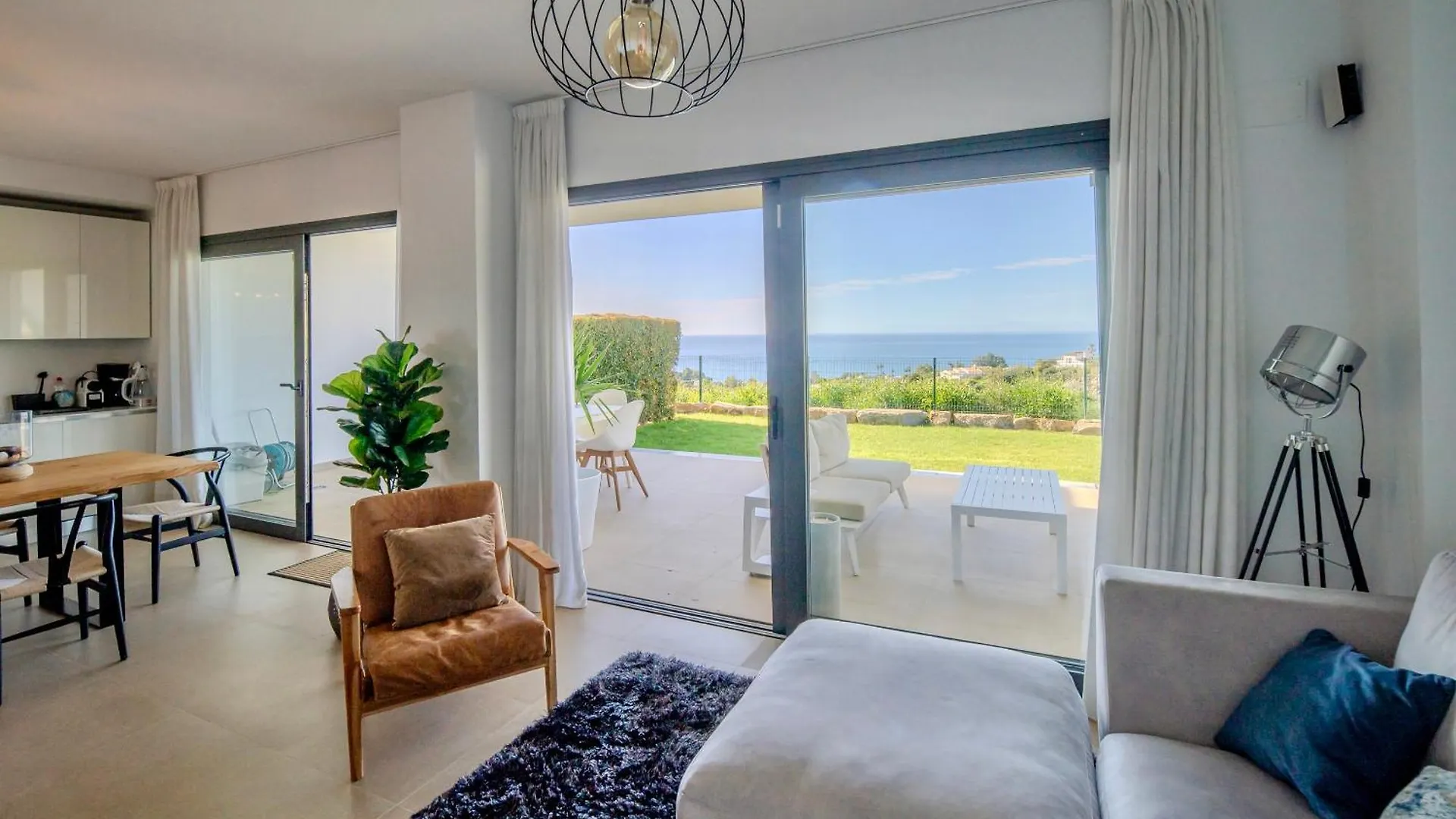 Modern Apartment With Year-Round Open Pool 马尼尔瓦