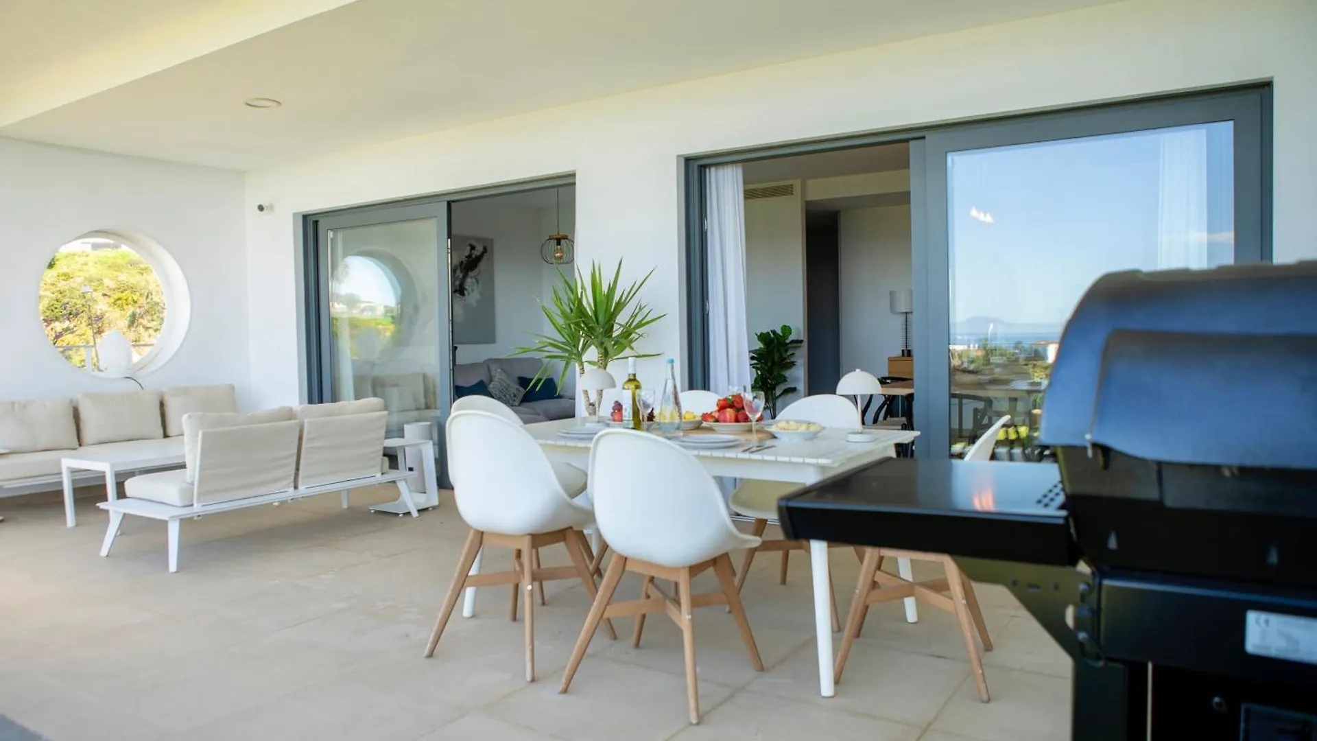 Modern Apartment With Year-Round Open Pool 马尼尔瓦