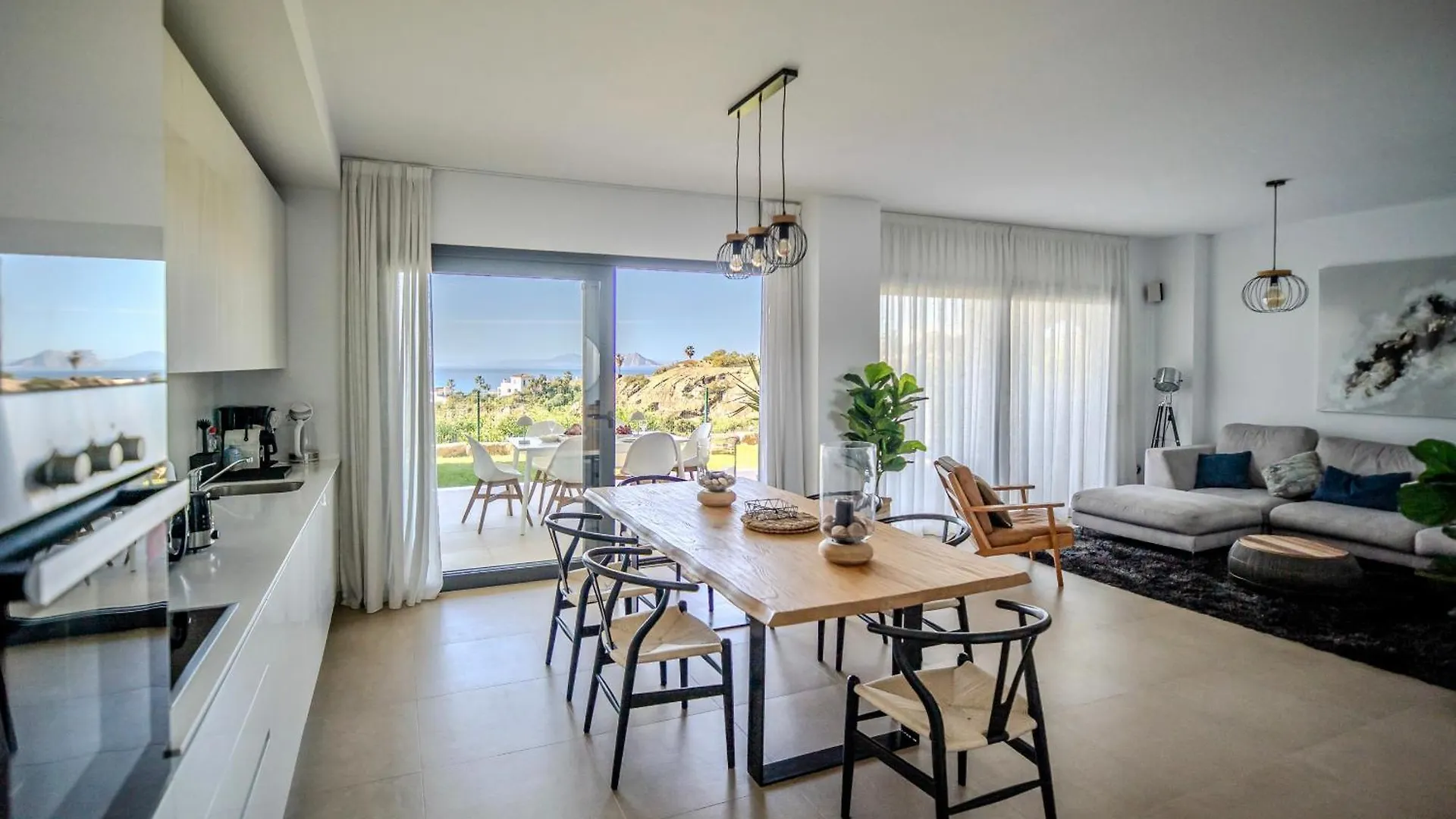 Modern Apartment With Year-Round Open Pool 马尼尔瓦