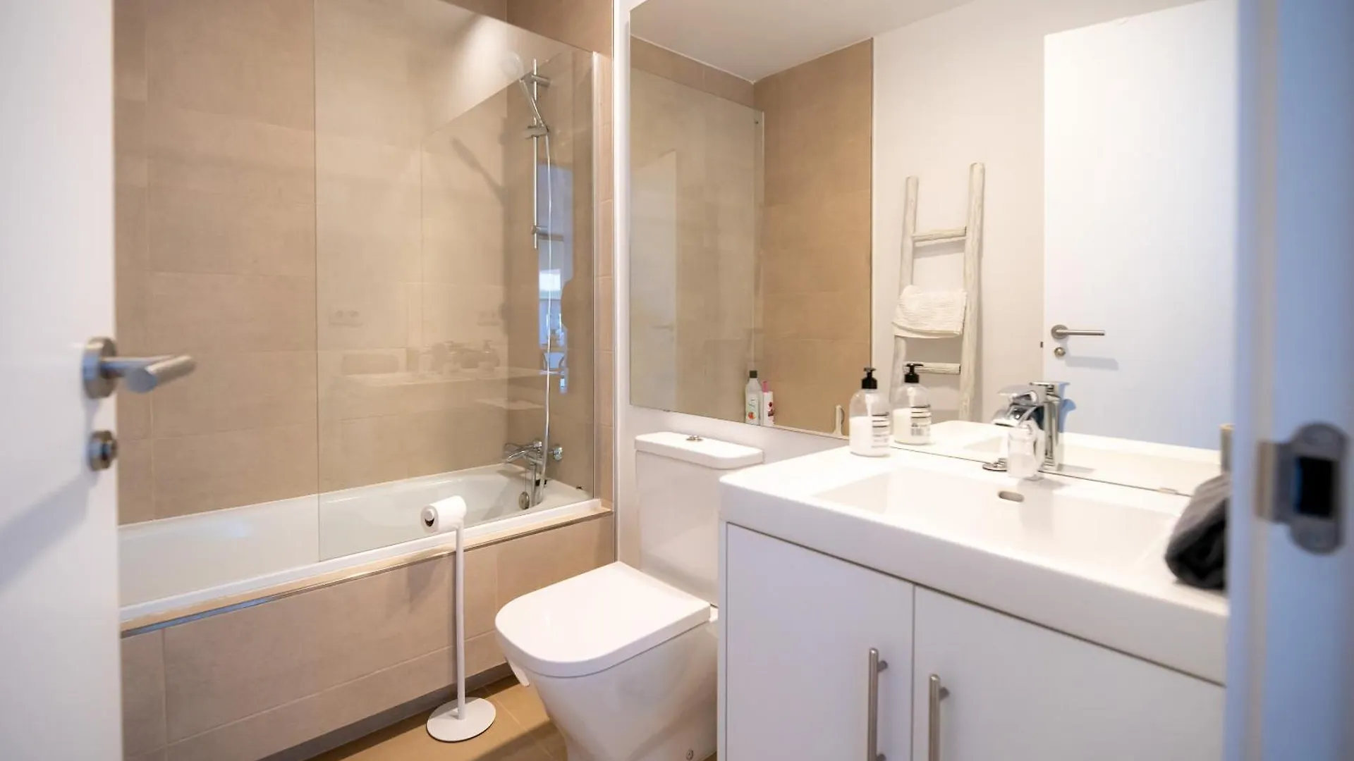 Modern Apartment With Year-Round Open Pool 马尼尔瓦