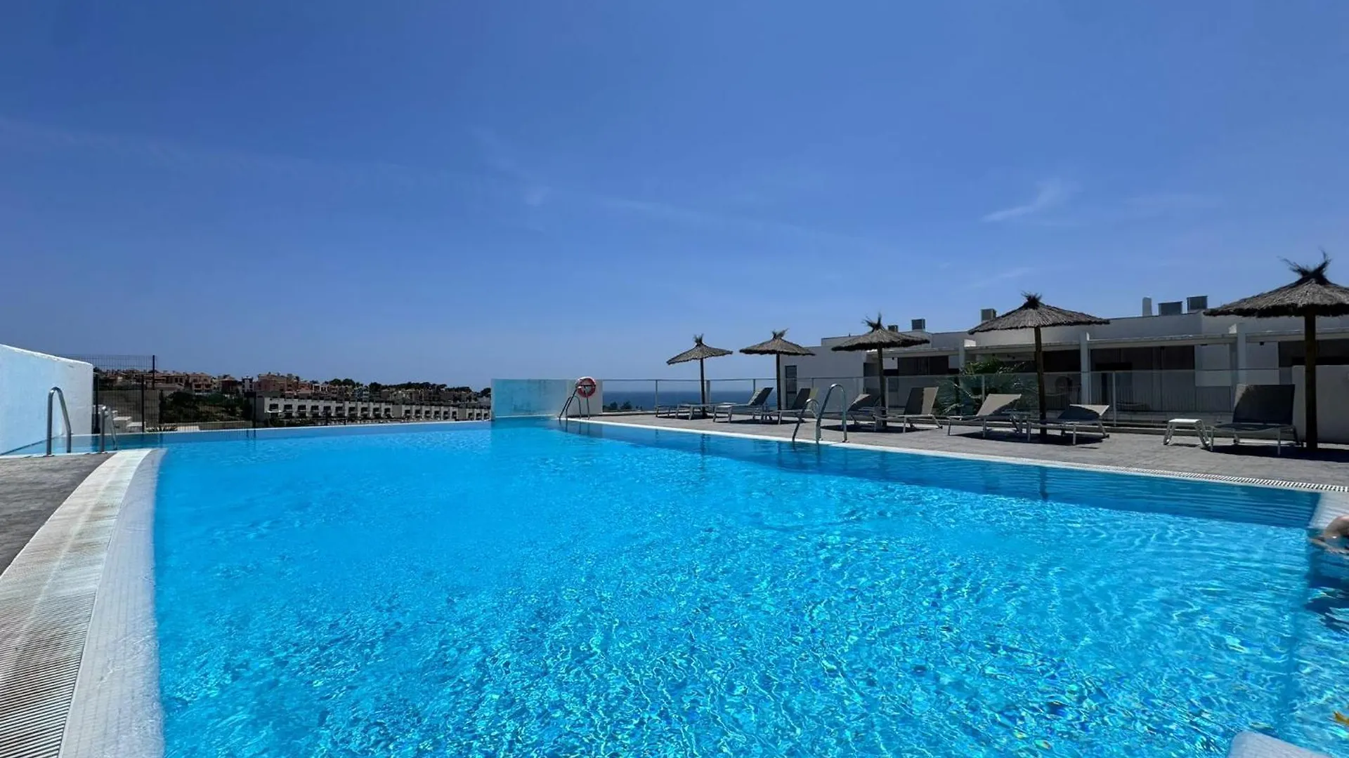 Modern Apartment With Year-Round Open Pool Манилва