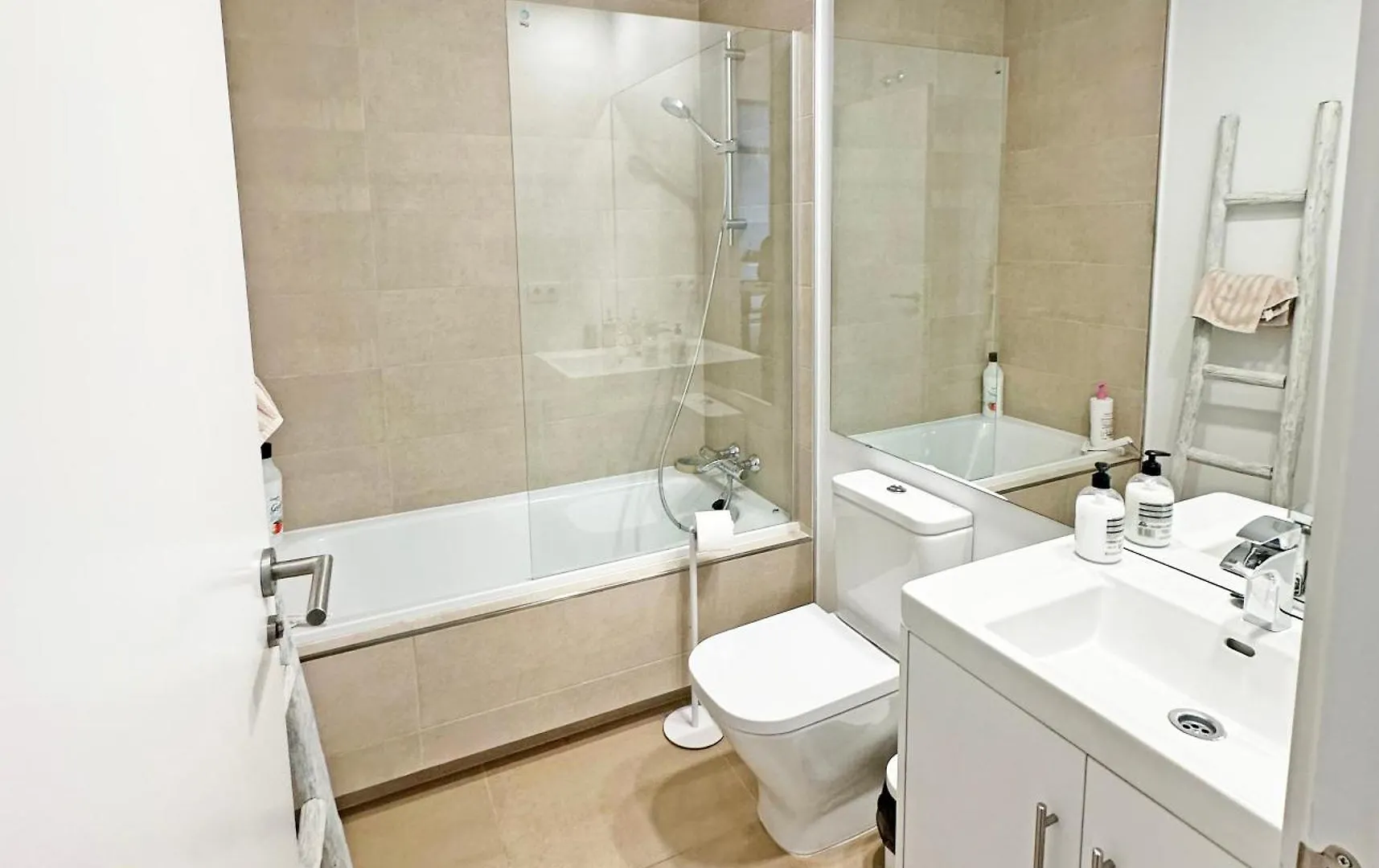 Modern Apartment With Year-Round Open Pool Manilva